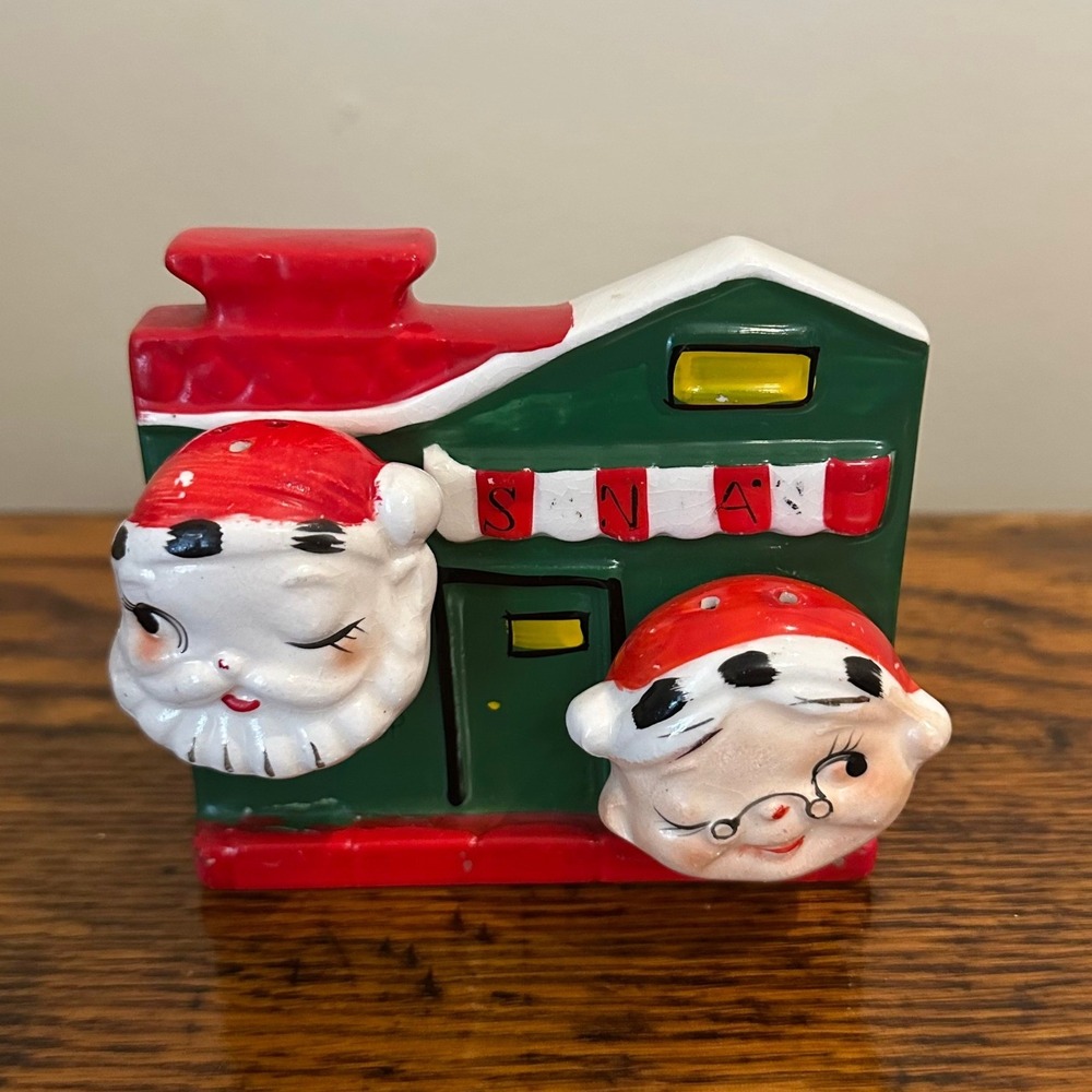 Vintage Commodore Santa Mrs Claus Salt Pepper Shakers Workshop Japan Mid Century